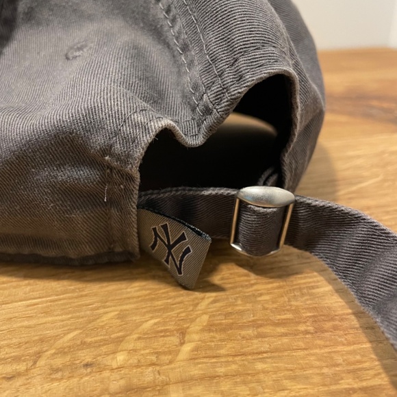 New York Yankees MLB Baseball Hat Gray Embroidered Logo Adjustable – LIKE NEW - Picture 7 of 14